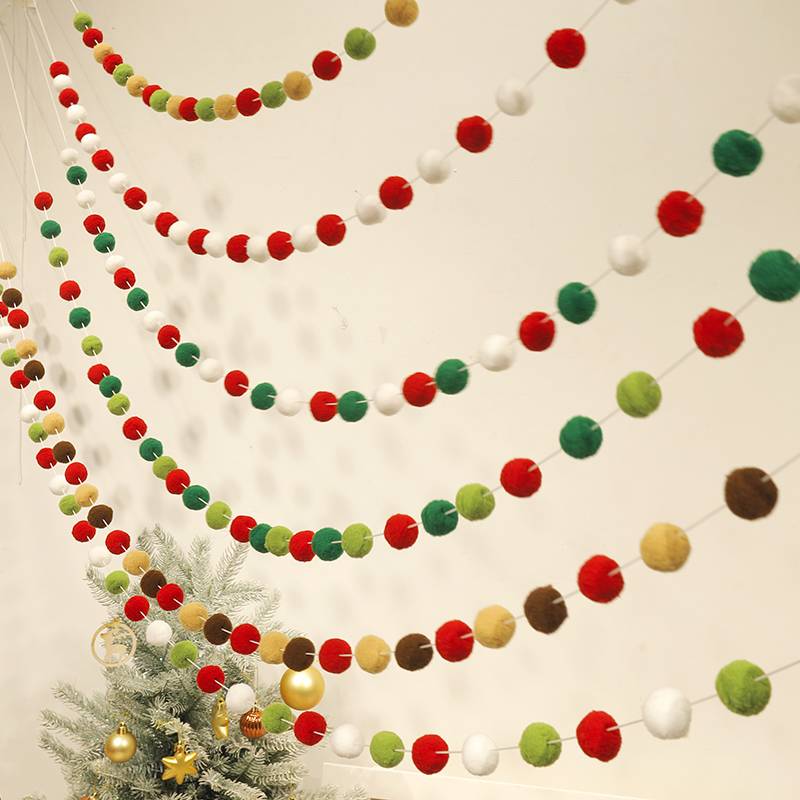 Red -green and white hair chopped Christmas plush ball decoration Christmas tree around the wall background layout decoration of decorations