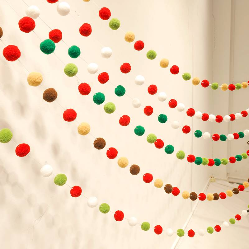 Red -green and white hair chopped Christmas plush ball decoration Christmas tree around the wall background layout decoration of decorations