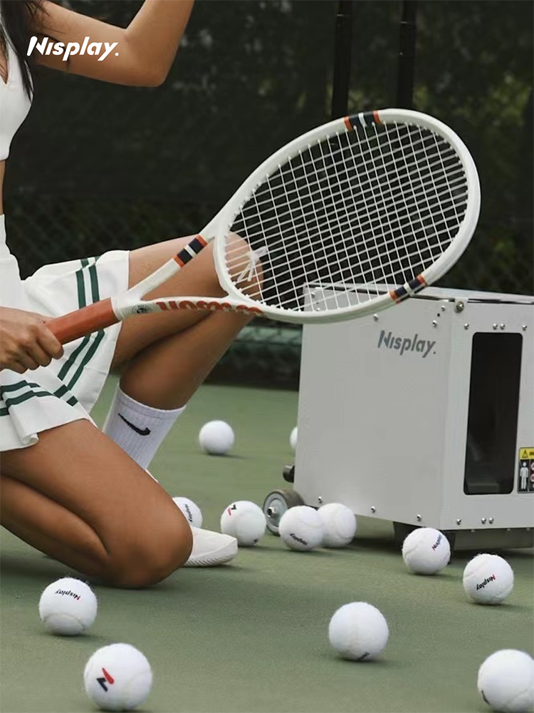 Nisplay white tennis professional training began to take the ball