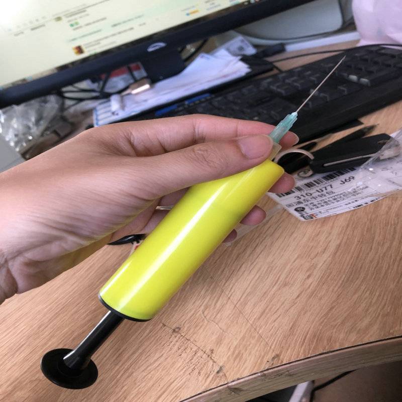 Simple inflatable needle (random colour)
