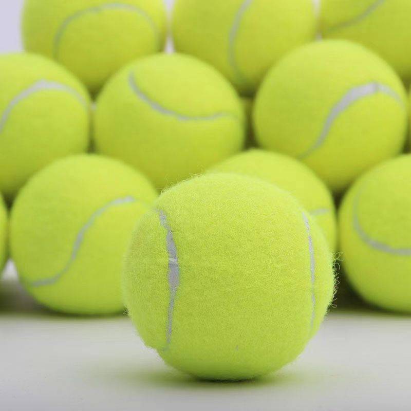 Novice elderly single tennis with rope tennis base exercise tennis rhyme stretch ball rebound with rope