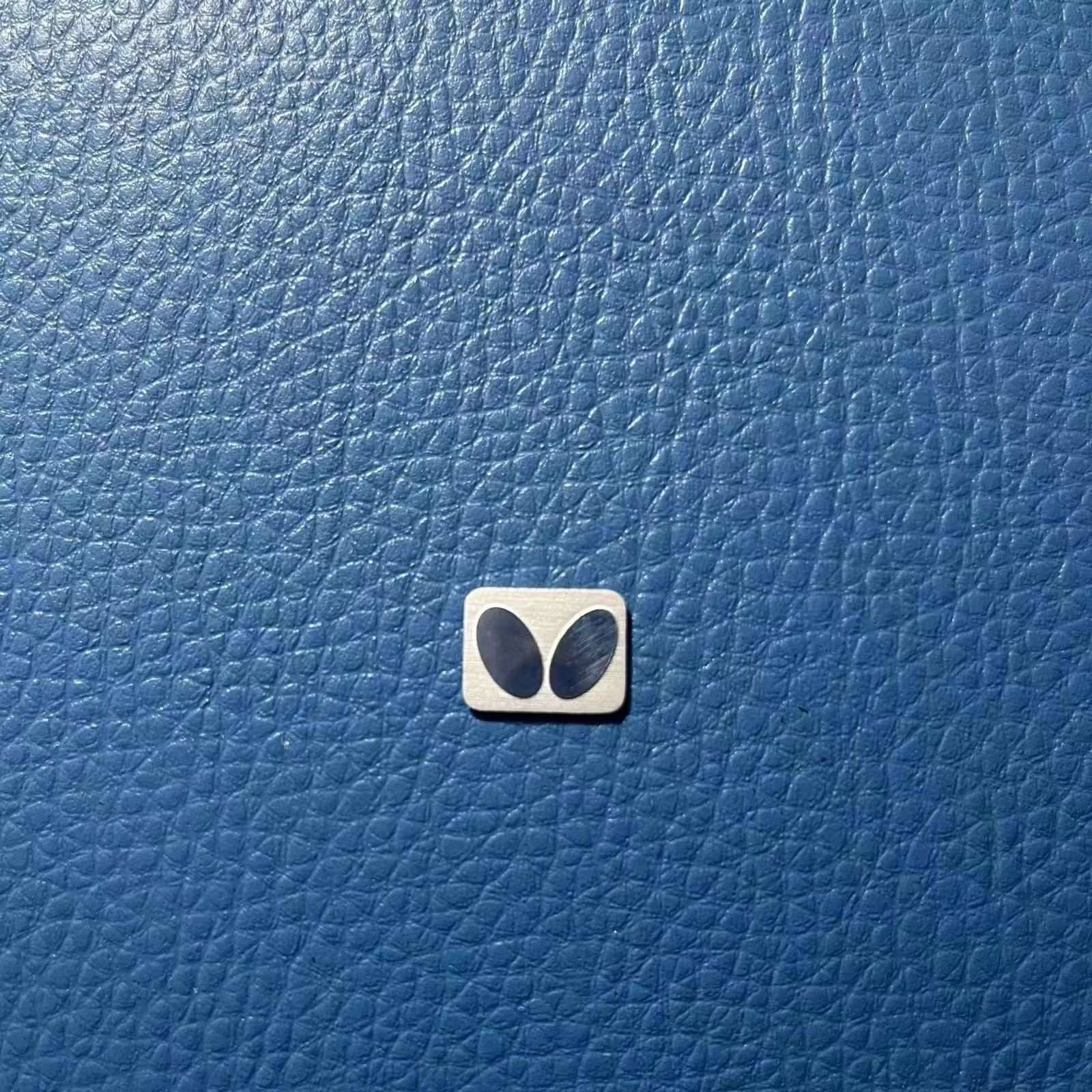 A silver label