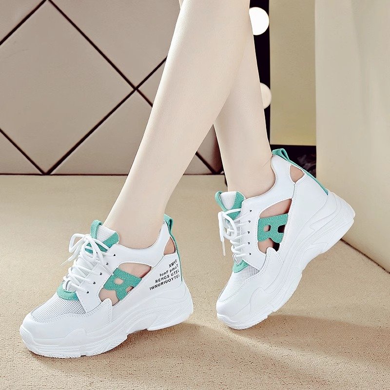Red and green, air-skinned sandal girl, 2024 summer with a big, fat old man's shoes and a little white shoes