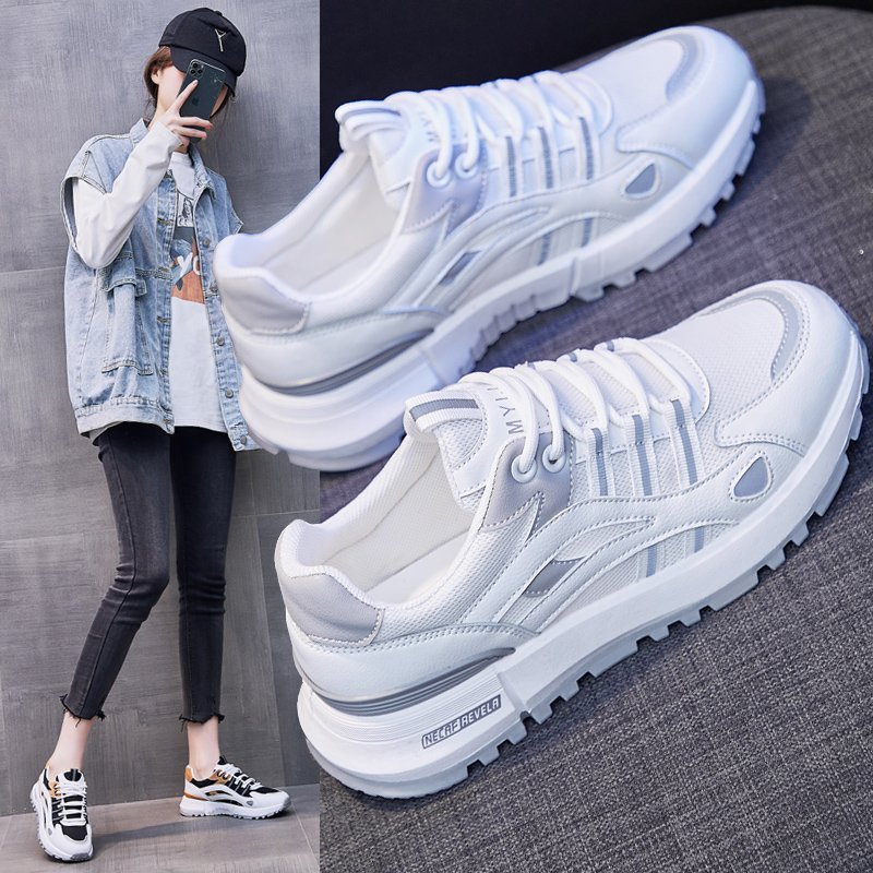 In the third year of high school, girls' track and field running shoes are branded white shoes