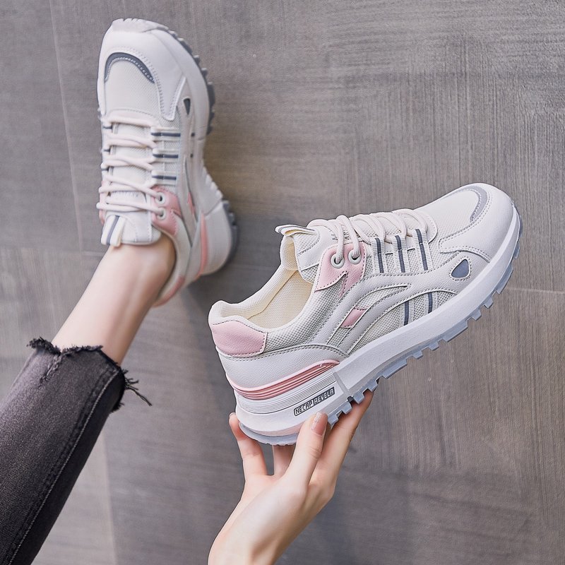 In the third year of high school, girls' track and field running shoes are branded white shoes