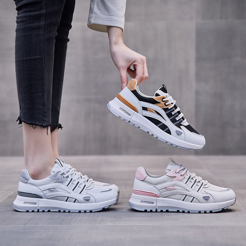 In the third year of high school, girls' track and field running shoes are branded white shoes