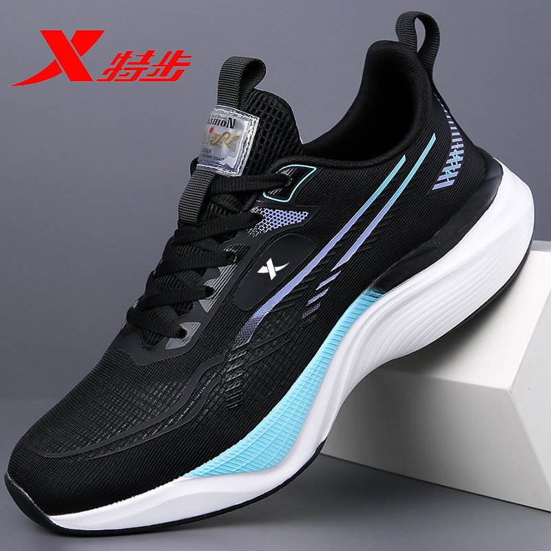 Scratch shoes in the fall, scrambling shoes on the side of the net