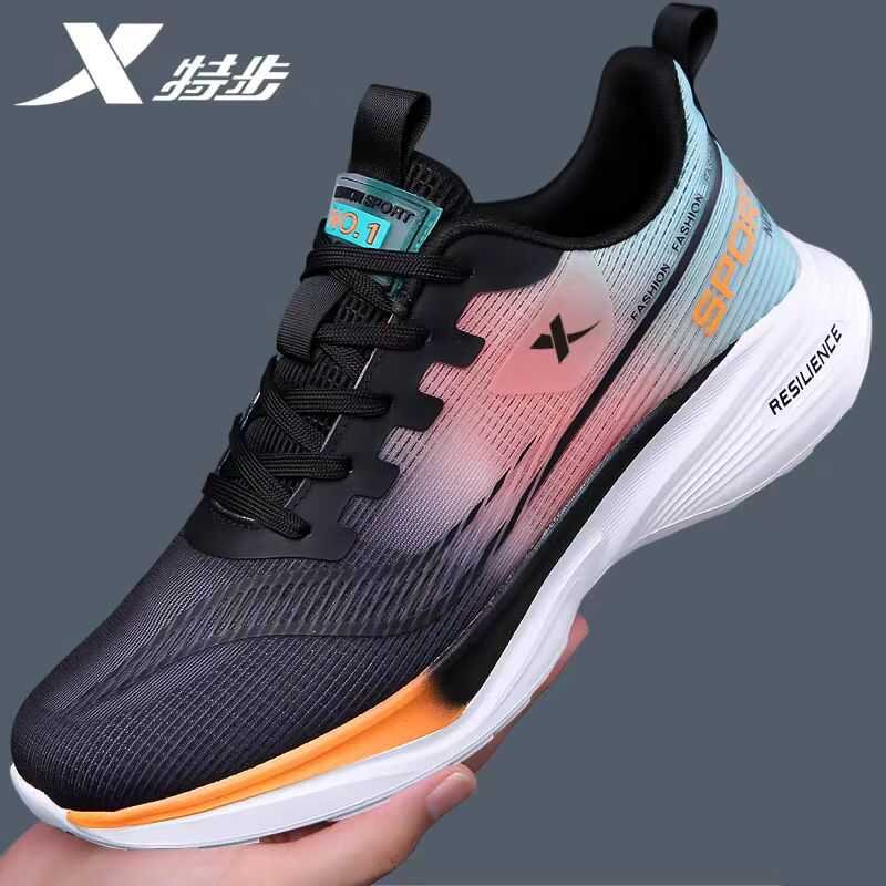 Scratch shoes in the fall, scrambling shoes on the side of the net