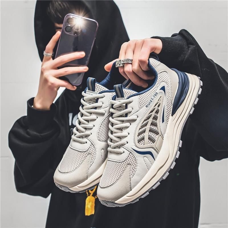 The men's shoes are 2024 in the summer, and the men's sneakers are on the air