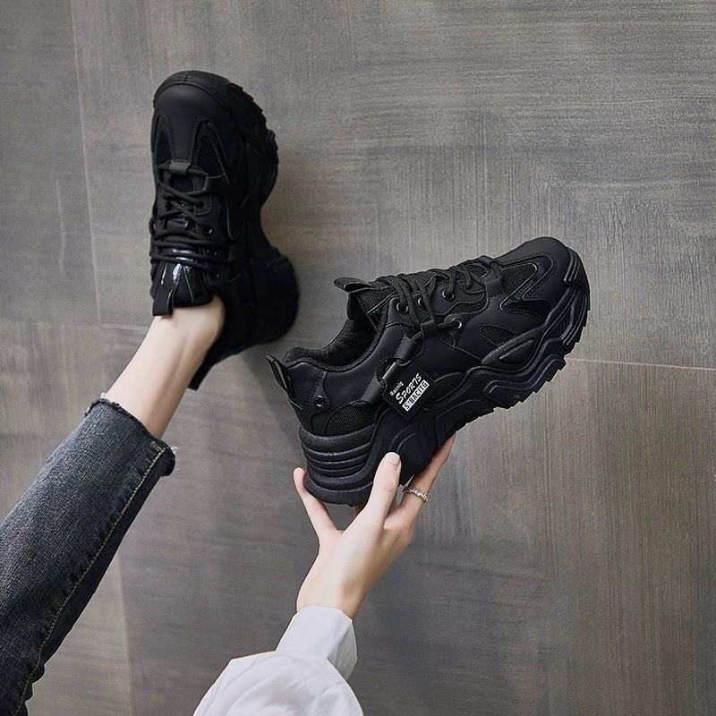 A girl's shoes don't get tired of working in her shoes
