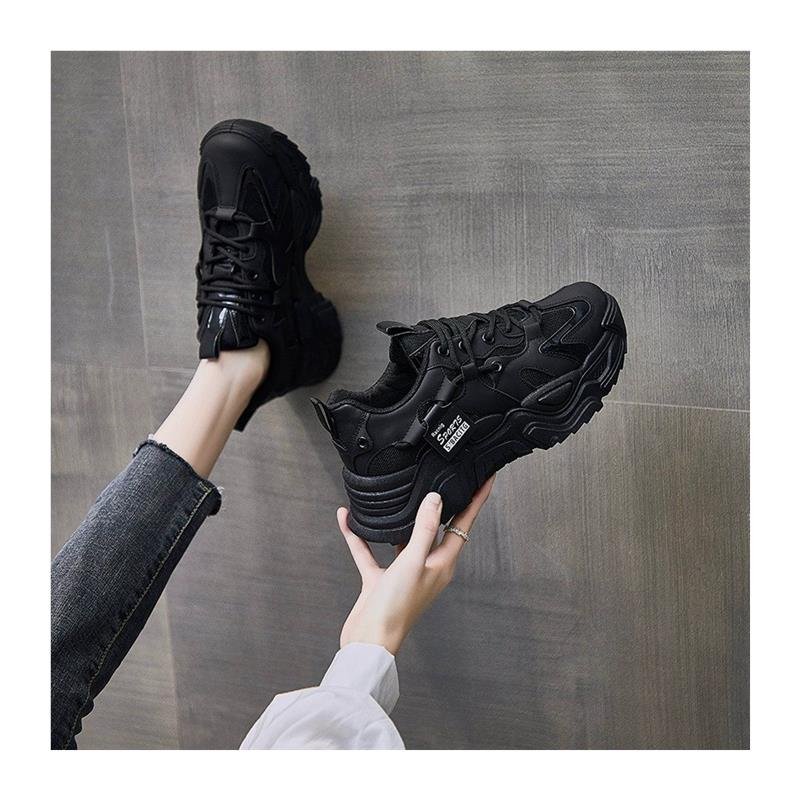 A girl's shoes don't get tired of working in her shoes