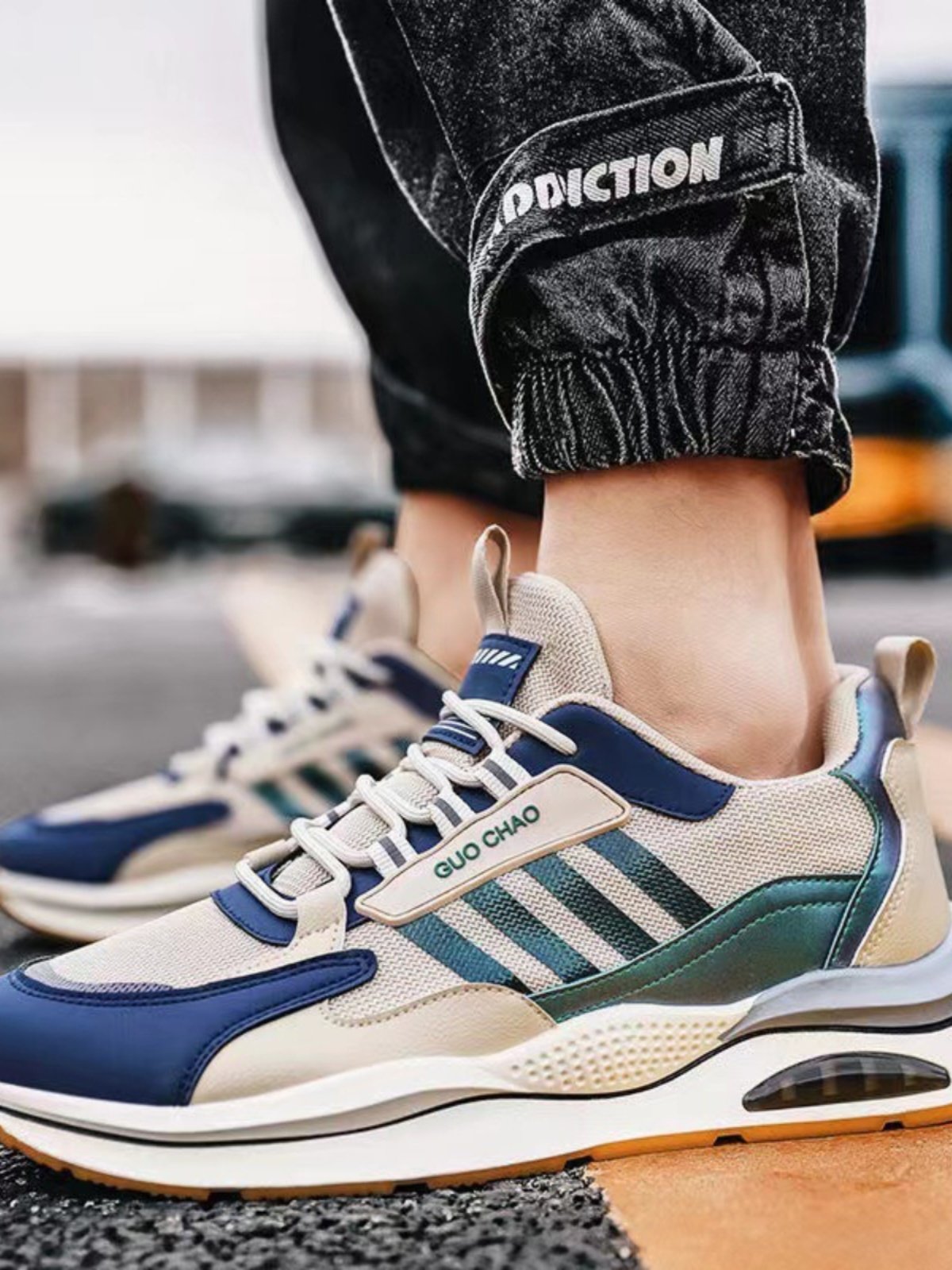 Quick and easy sports and leisure shoes