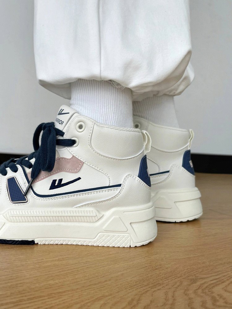 Backshoes, the girls in their shoes breathed from 2024