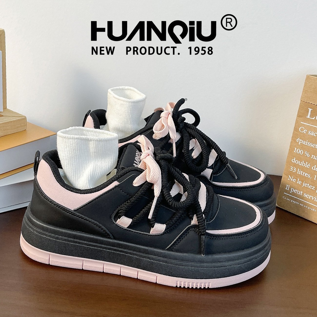 The world's small, small, white-shoeed, white-shoe-shoe-shoe-shoe-shoe-shoes
