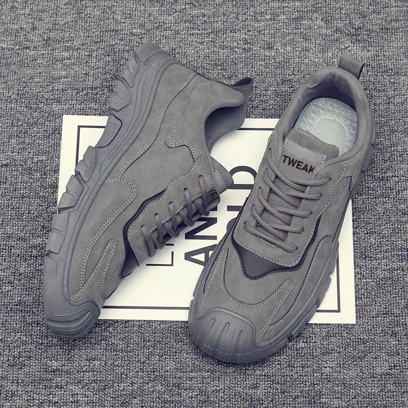 A guy with a broken-coded real man's shoe toes, an Autumn and Winter sneakers
