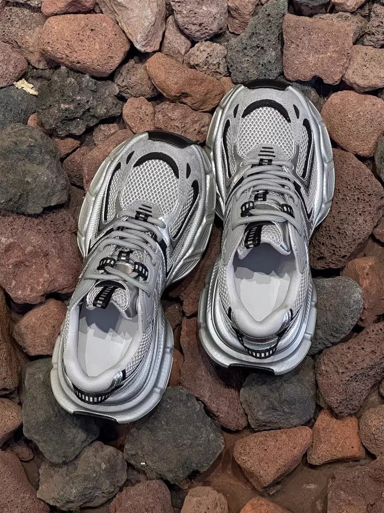 Zhao Ruth is the same white and silver old man's shoe girl