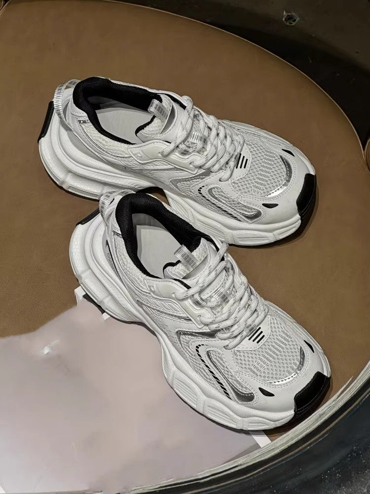 Zhao Ruth is the same white and silver old man's shoe girl