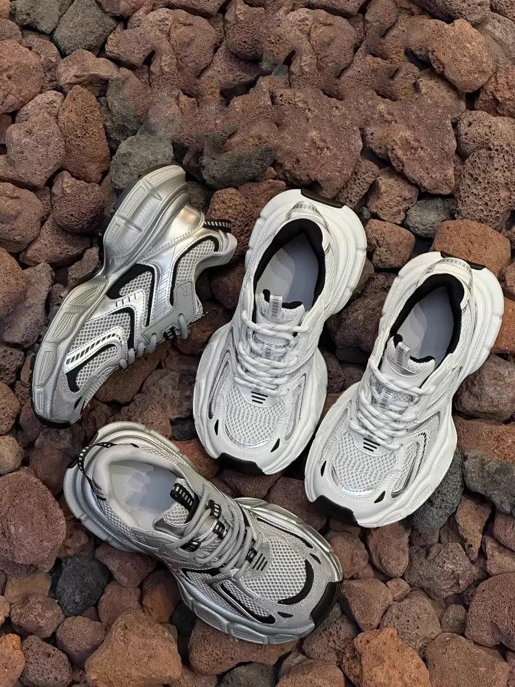 Zhao Ruth is the same white and silver old man's shoe girl