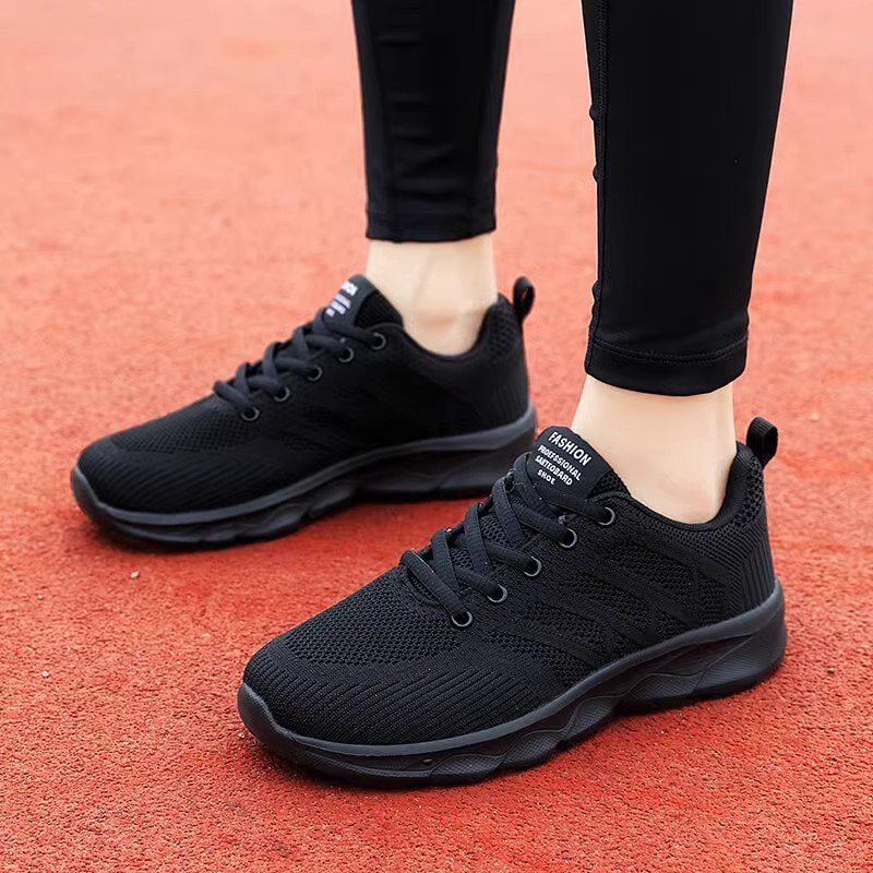 The black girl with a pair of sneakers, the new 2024, light-free net, running the bottom of the shoe