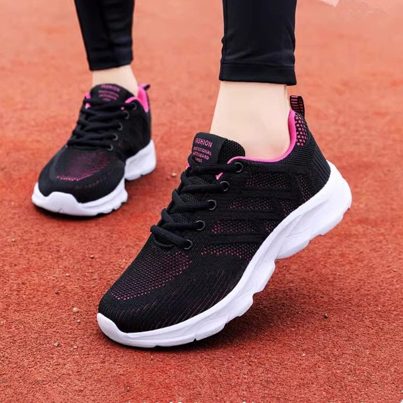 The black girl with a pair of sneakers, the new 2024, light-free net, running the bottom of the shoe
