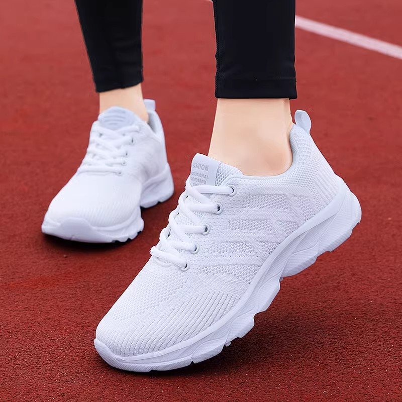 The black girl with a pair of sneakers, the new 2024, light-free net, running the bottom of the shoe