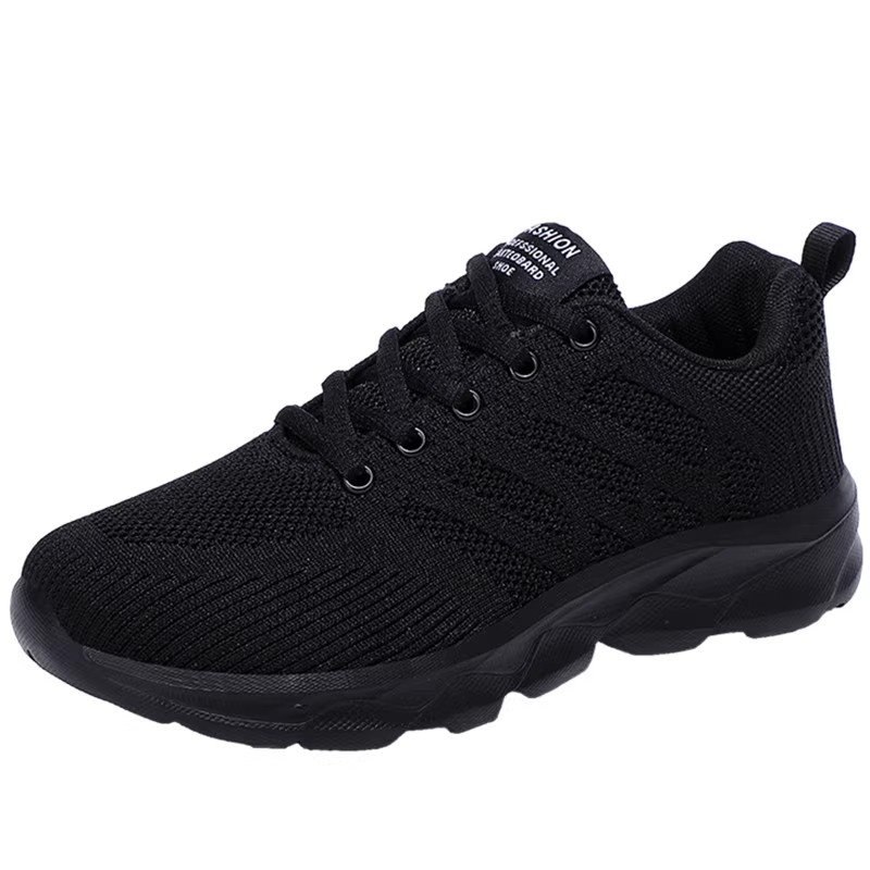 The black girl with a pair of sneakers, the new 2024, light-free net, running the bottom of the shoe