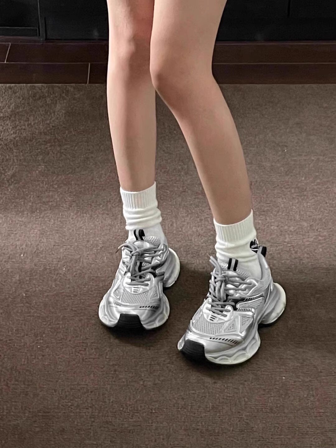 Old man's shoes and women's shoes, 2024 new summers, light and light, silver and light