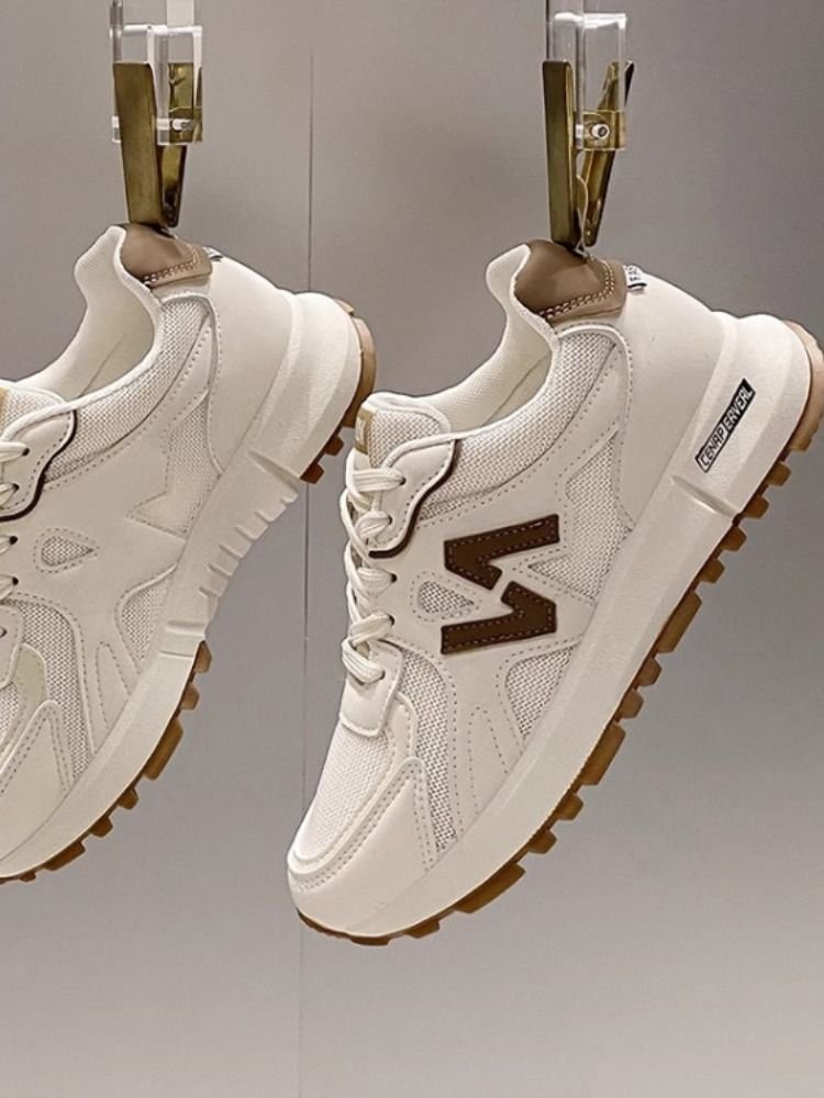 Scrambling sneaker girl, 2024, fresh and light-scrambling