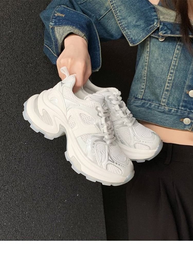 Scrambling sneaker girl, 2024, fresh and light-scrambling