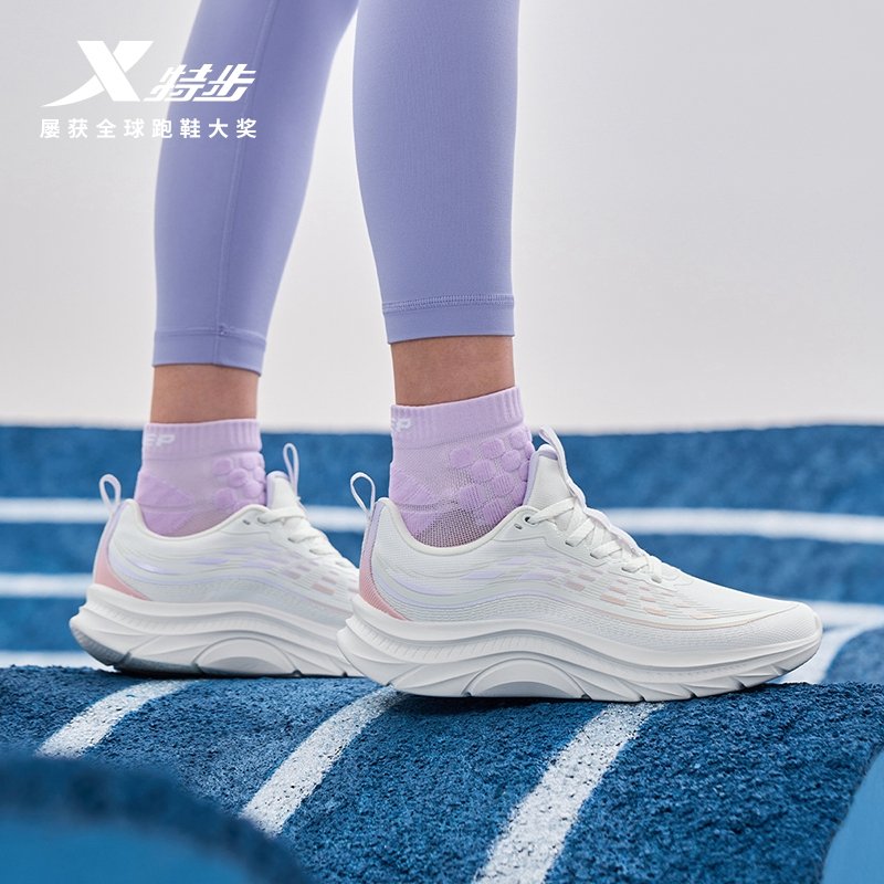Scrambling shoes for girls in the fall