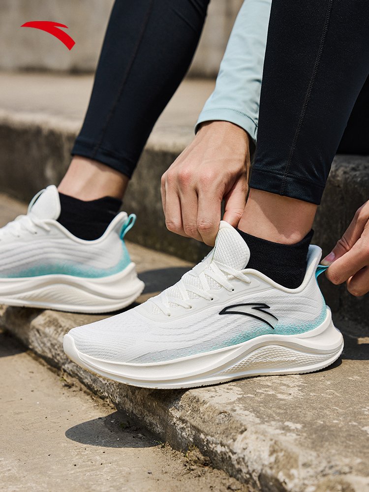 A man and a woman with an easy to run shoes, a man and a woman with an autumn-depressive sneakers, light and comfortable jogging shoes, white running shoes