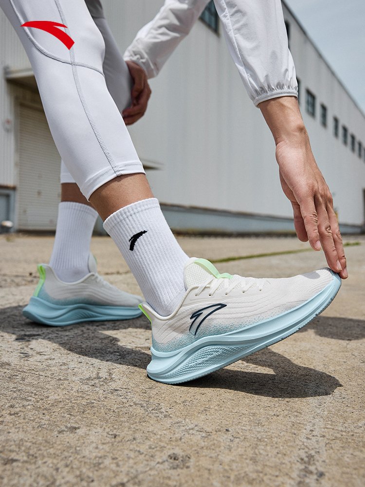 A man and a woman with an easy to run shoes, a man and a woman with an autumn-depressive sneakers, light and comfortable jogging shoes, white running shoes