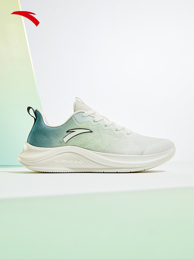 A man and a woman with an easy to run shoes, a man and a woman with an autumn-depressive sneakers, light and comfortable jogging shoes, white running shoes