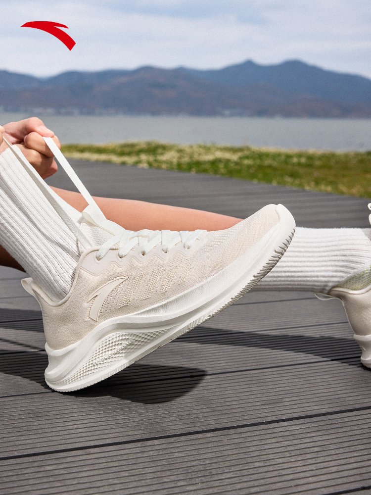 A man and a woman with an easy to run shoes, a man and a woman with an autumn-depressive sneakers, light and comfortable jogging shoes, white running shoes