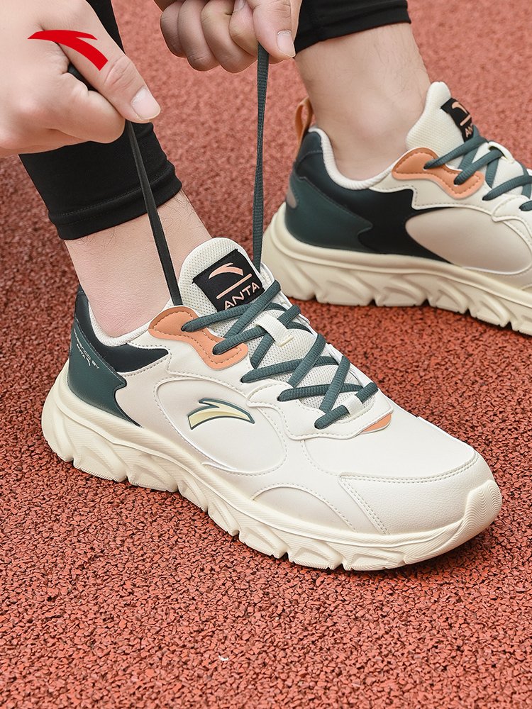 The new 2024 spring and autumn young man's sneakers in a man's shoes