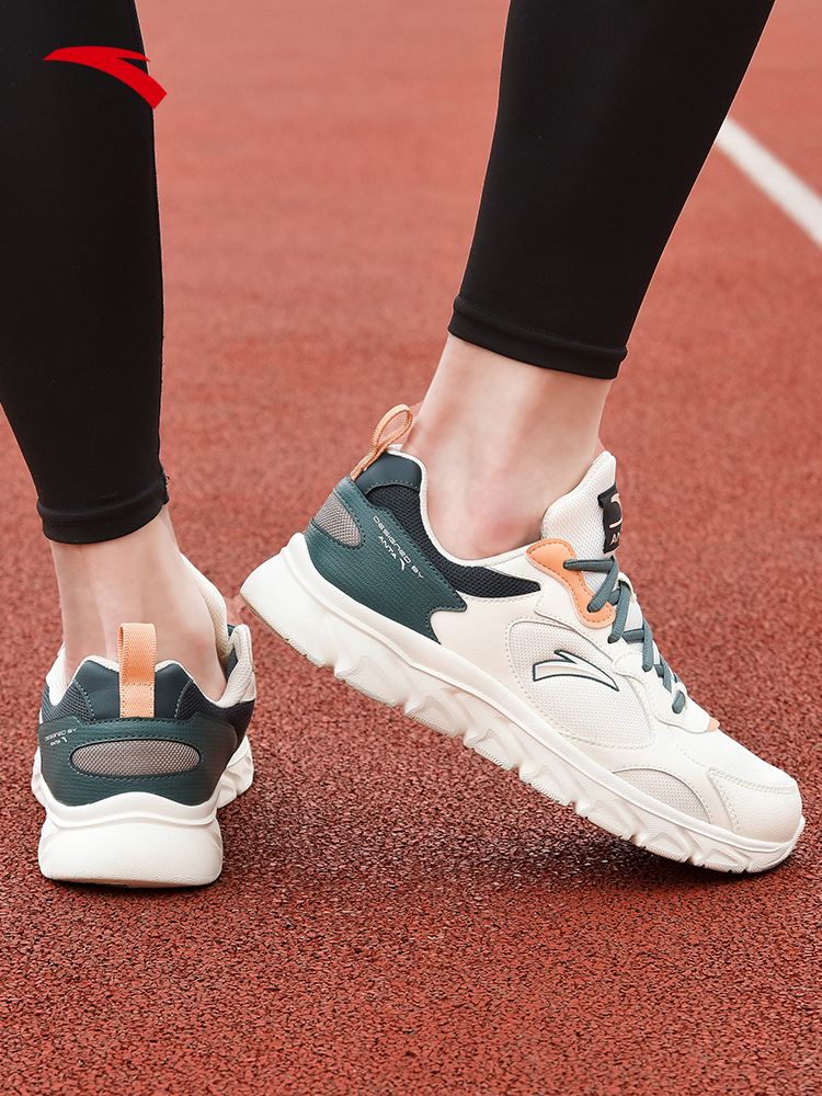 The new 2024 spring and autumn young man's sneakers in a man's shoes