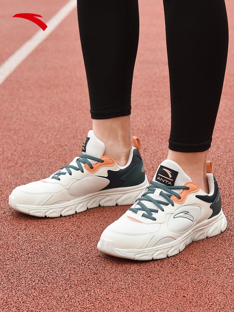 The new 2024 spring and autumn young man's sneakers in a man's shoes
