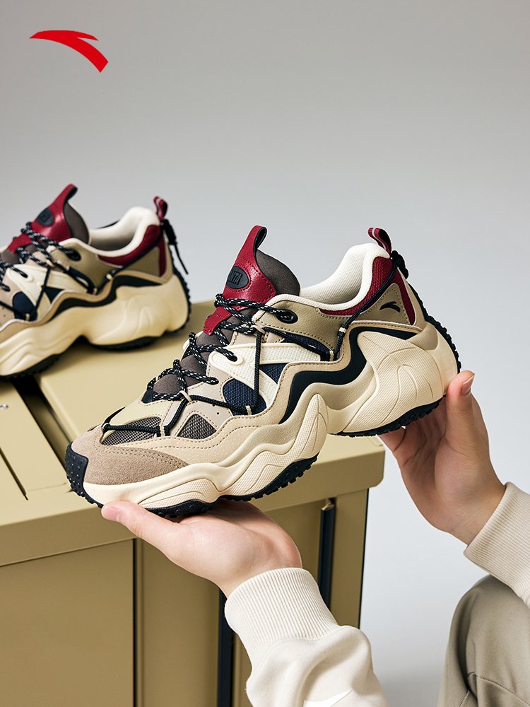 The man with the foot and foot of Antex 2024 has a new set of stylish sports shoes 1124188553
