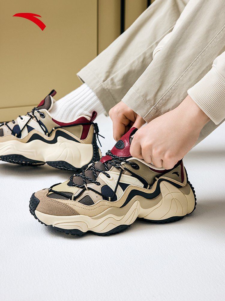 The man with the foot and foot of Antex 2024 has a new set of stylish sports shoes 1124188553