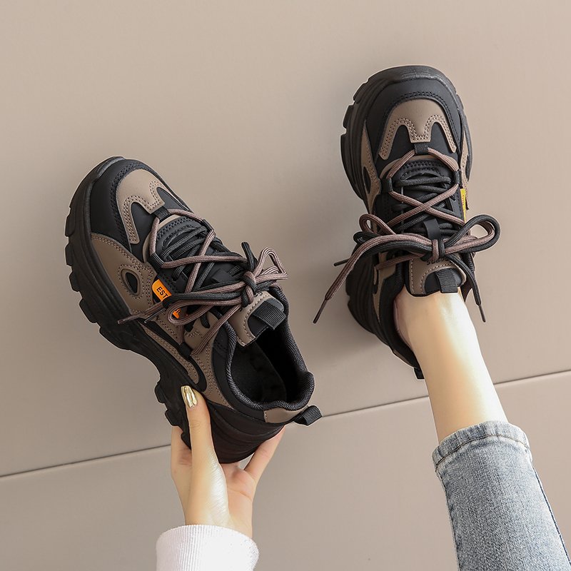 The sports white shoe girl, 2024 Spring, the new old man, the soft-shoe student, ran for 33 yards