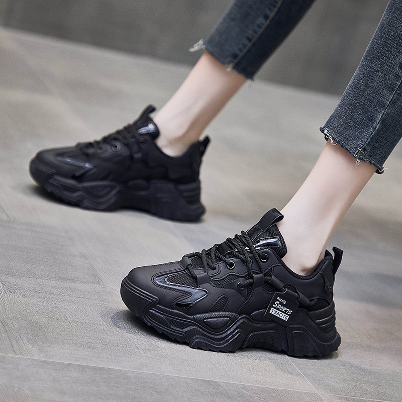 Girl's shoes don't get tired of sweaty sneakers