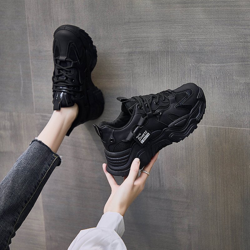 Girl's shoes don't get tired of sweaty sneakers