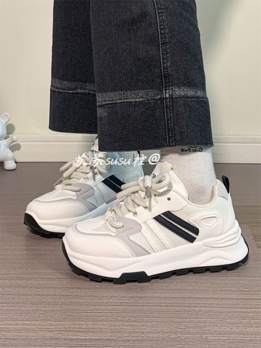 2024 new summer couple running through the air with the old man's shoes