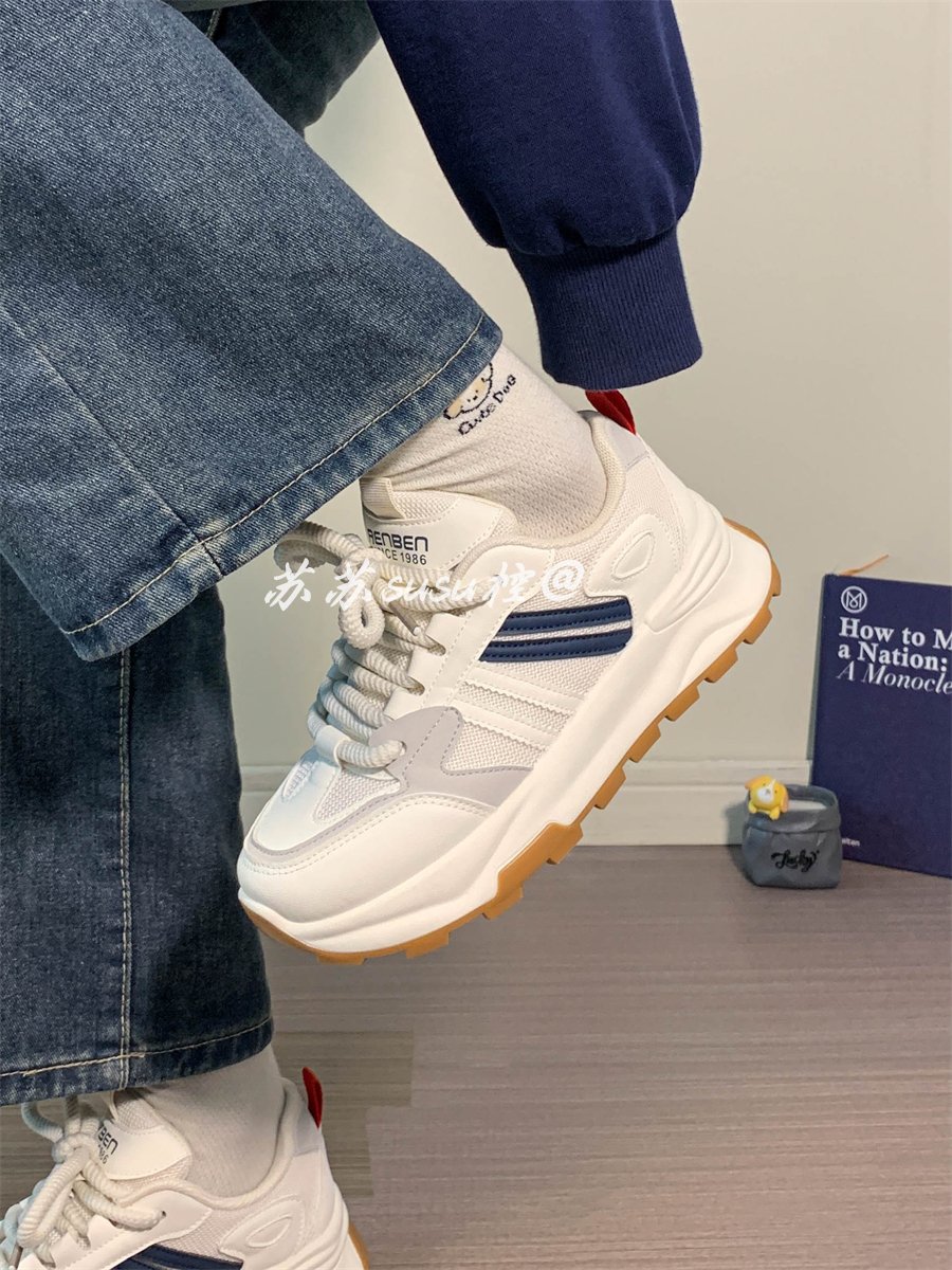 2024 new summer couple running through the air with the old man's shoes