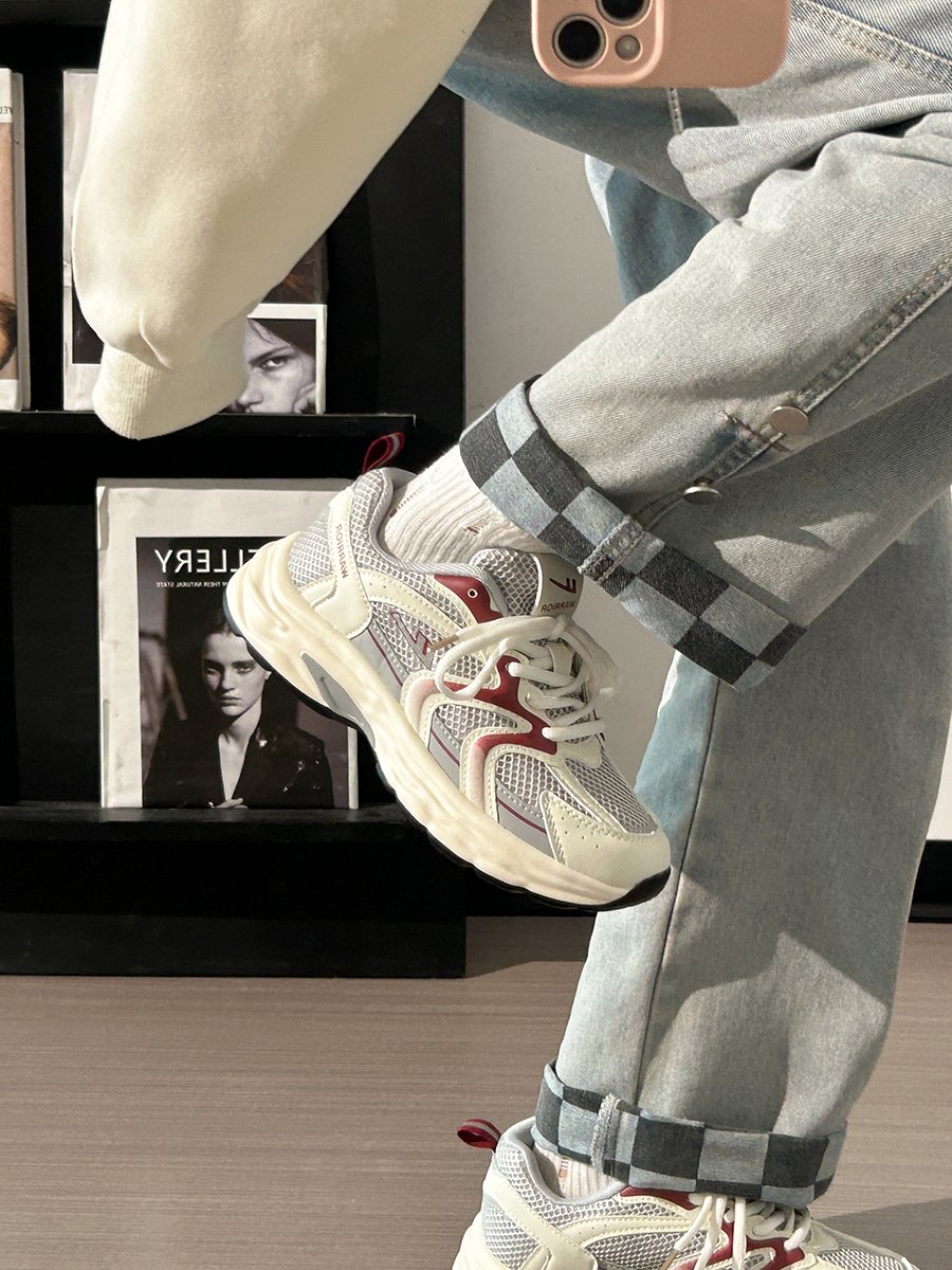 Backward old man's shoes and girls' fresh-on-the-net spa in autumn 2024