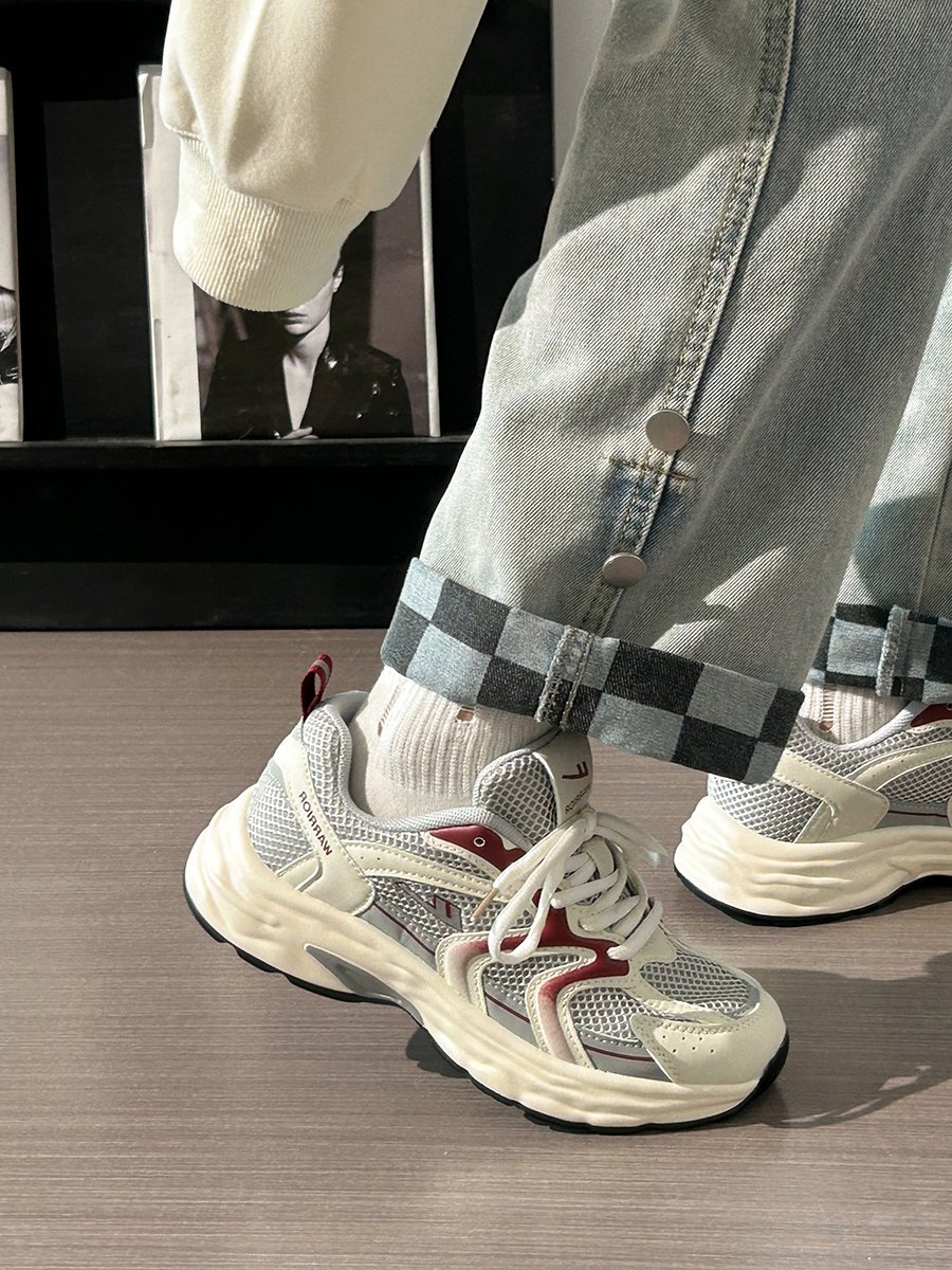 Backward old man's shoes and girls' fresh-on-the-net spa in autumn 2024