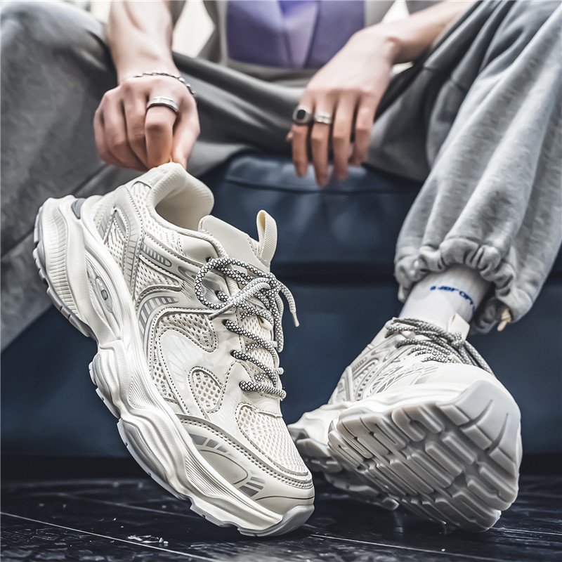 A young man running on a male net, 2024 new leisure white daddy shoes