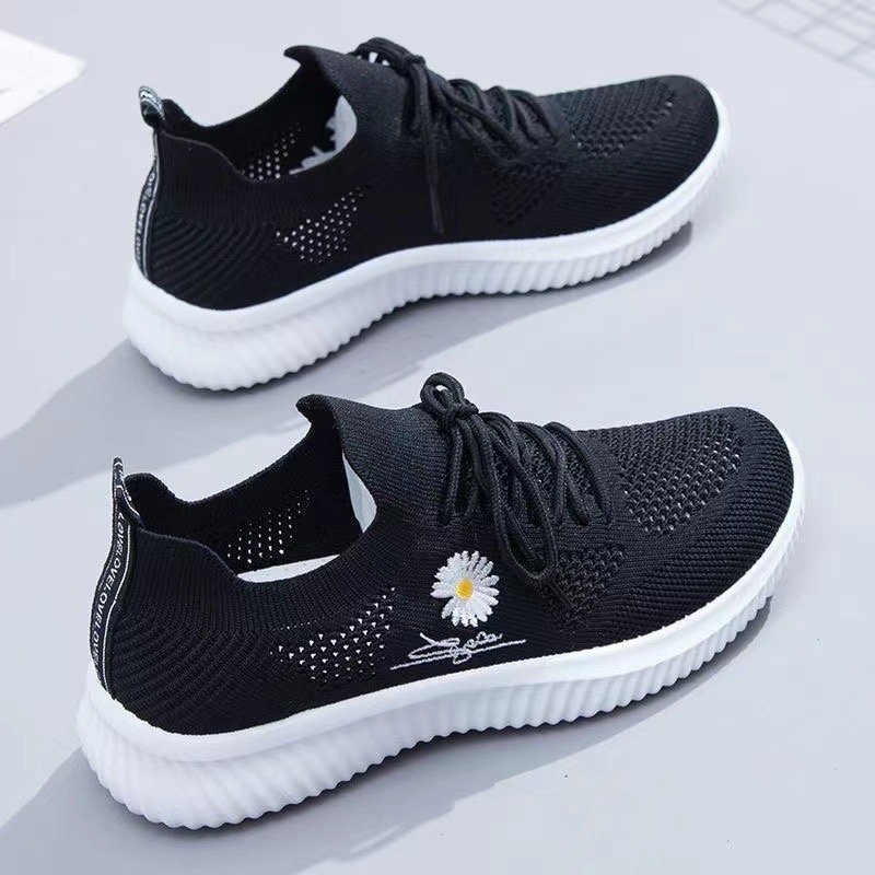 The soft-depended women's shoes were woven in the air and white shoes