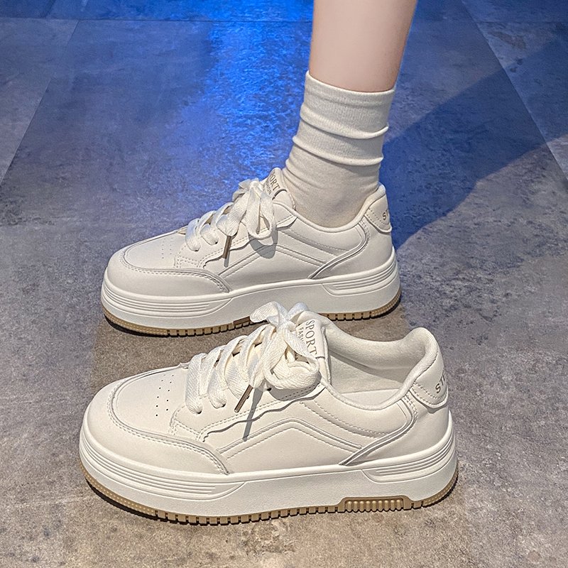 ♪ The little white shoe girl ♪