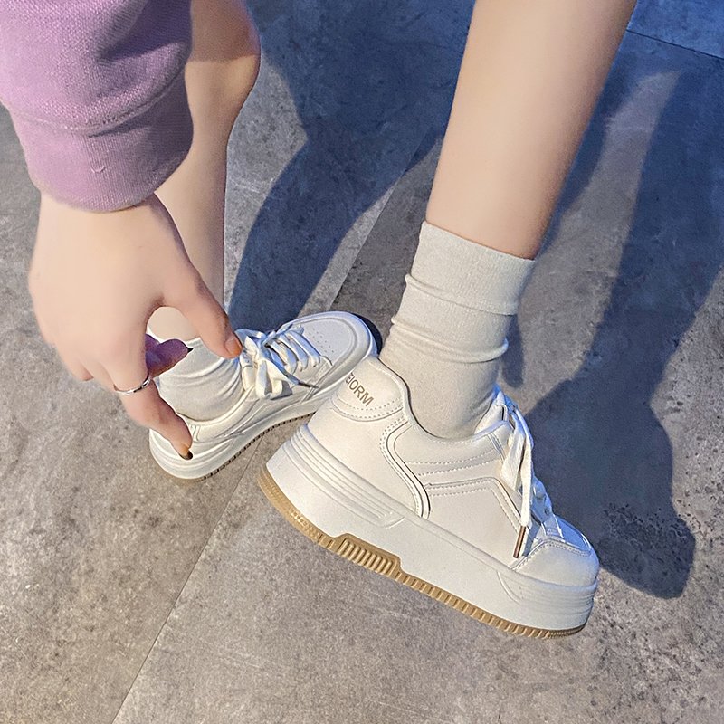 ♪ The little white shoe girl ♪